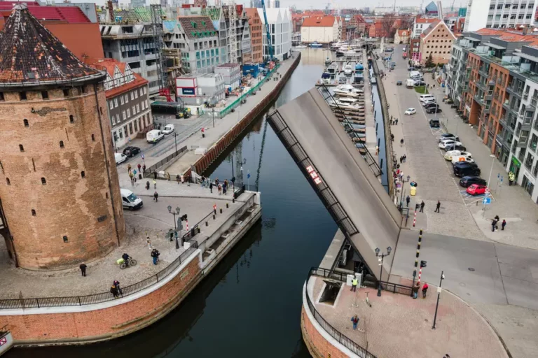 Most Stągiewny w momencie zwodzenia (FOTO: Karol Stańczak/GZDiZ)