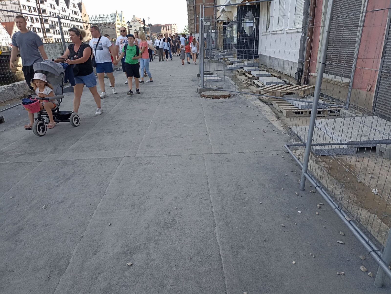 Nowość! Deptak na ul. Długie Pobrzeże w Gdańsku otwarty w trakcie remontu
