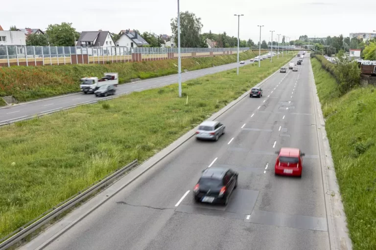 Aleja Armii Krajowej w Gdańsku. Drogowcy wyremontują ten fragment drogi (FOTO: canva.com)