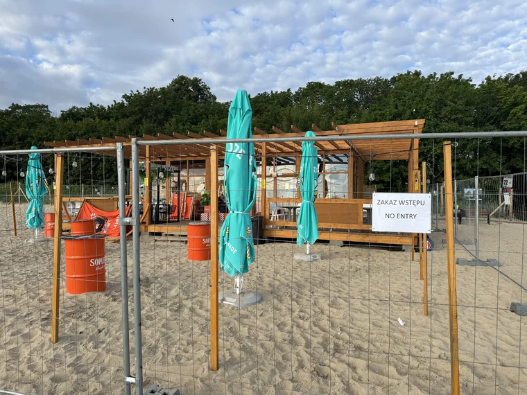 Nielegalny bar na plaży w Gdańsku ogrodzony. Interwencja GOS (FOTO: gdansk.pl)