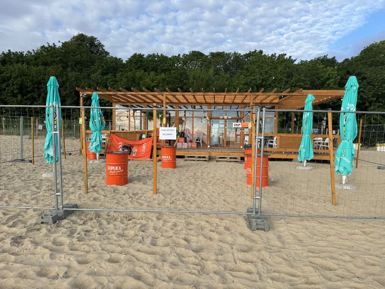 Nielegalny bar na plaży w Gdańsku ogrodzony. Interwencja GOS (FOTO: gdansk.pl)
