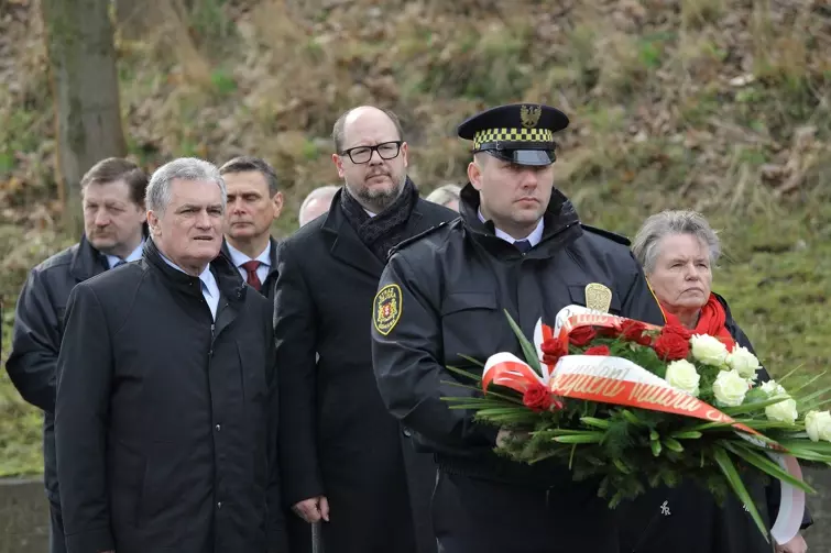 Paweł Adamowicz podczas składania kwiatów na Cmentarzu Radzieckim. Czy to też soft power? (FOTO: Grzegorz Mehring/FOTO)