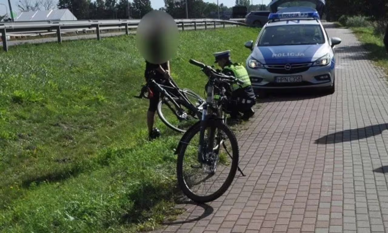 Rowerowa kraksa pod Gdańskiem. Kobieta trafiła do szpitala (FOTO: KPP Pruszcz Gdański)