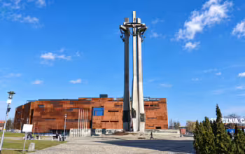 Geodeci sprawdzają pion pomnika stoczniowców w Gdańsku (FOTO: canva)