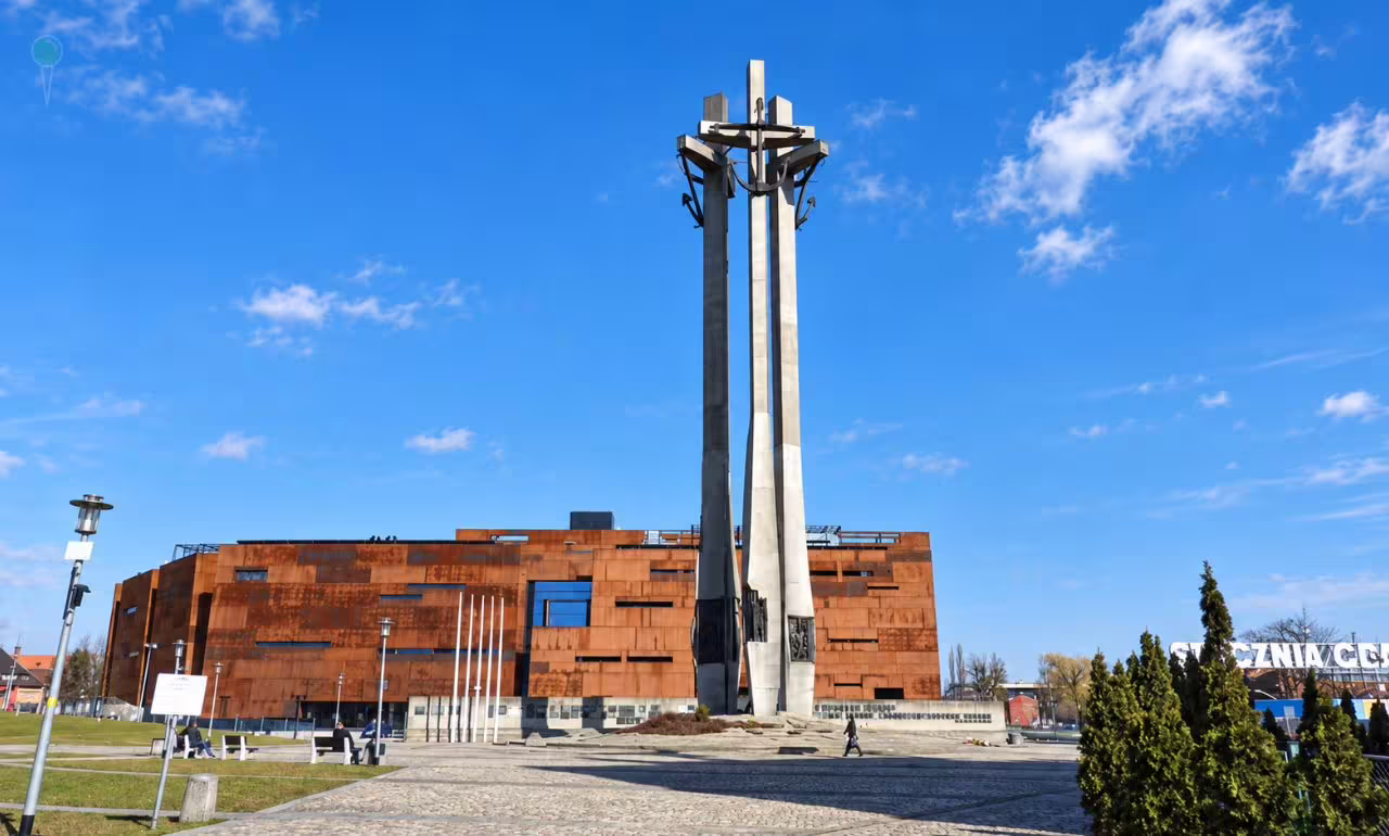 Geodeci sprawdzają pion pomnika stoczniowców w Gdańsku (FOTO: canva)