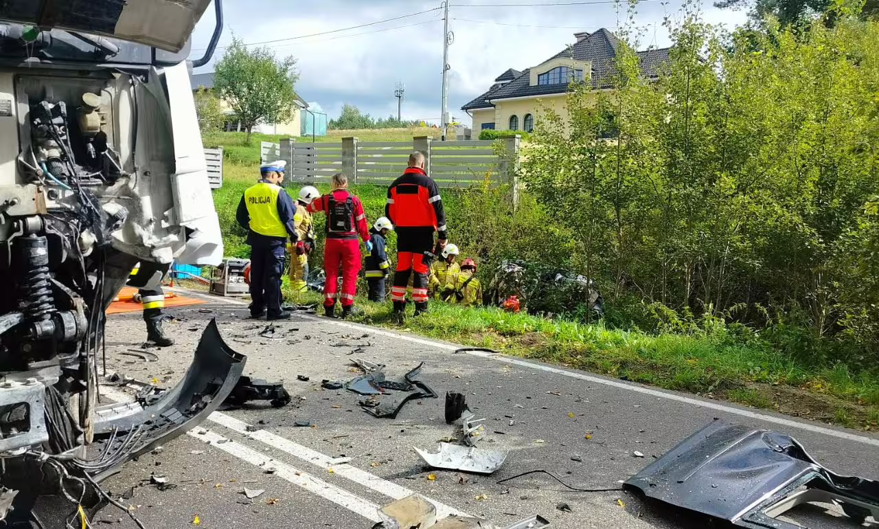 Śmiertelne zderzenie auta z ciężarówką w powiecie kartuskim (FOTO KW PSP Gdańsk)