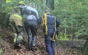 Kobieta grzęzła w leśnym bagnie. O włos od tragedii (FOTO: KPP Pruszcz Gdański)