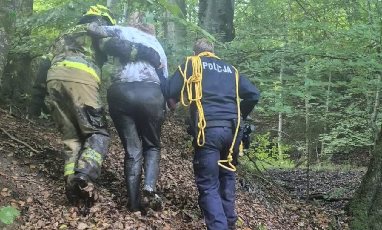 Kobieta grzęzła w leśnym bagnie. O włos od tragedii (FOTO: KPP Pruszcz Gdański)