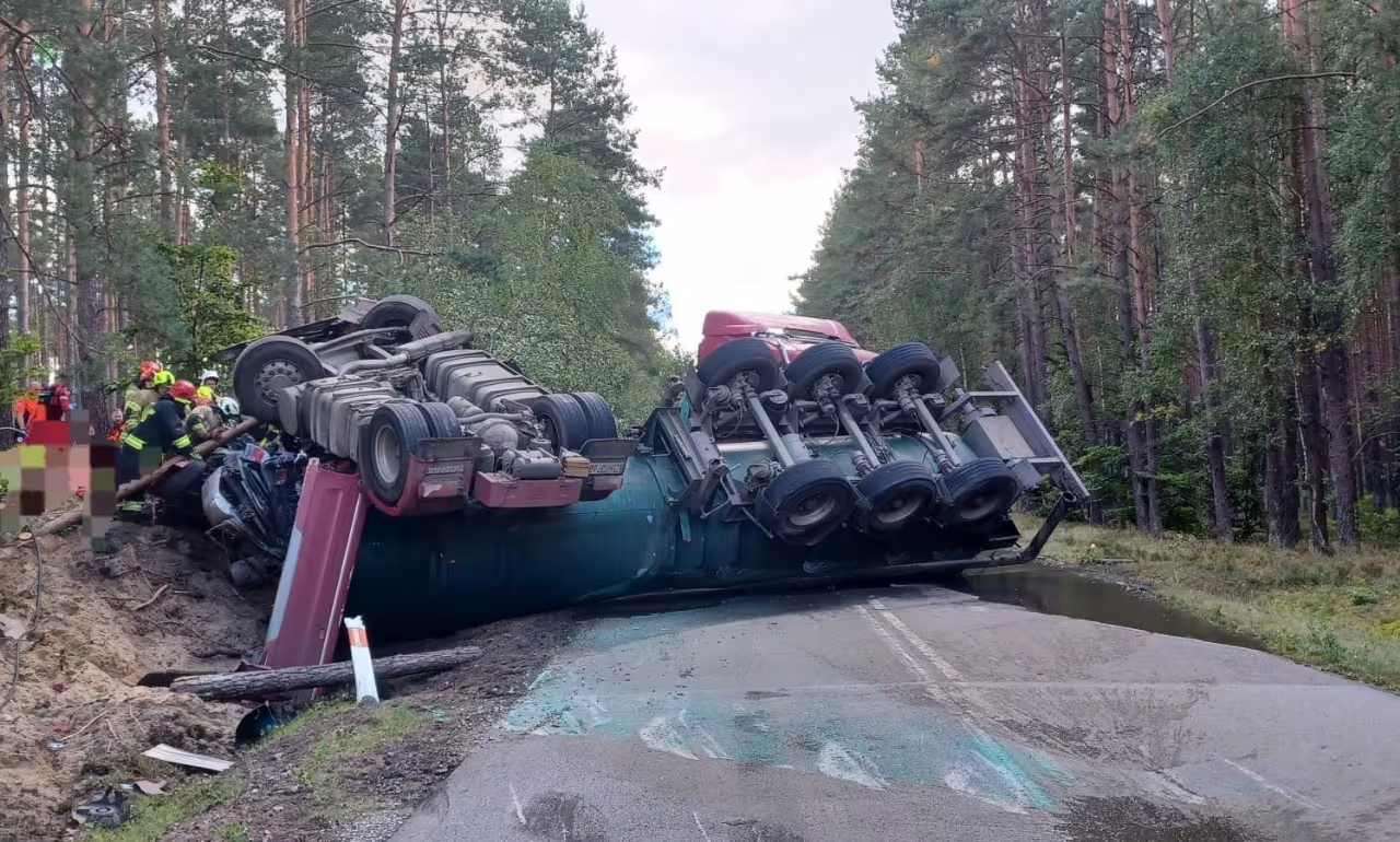 Tragiczny wypadek w Rudnikach. Dwie osoby nie żyją (FOTO: KW PSP Gdańsk)