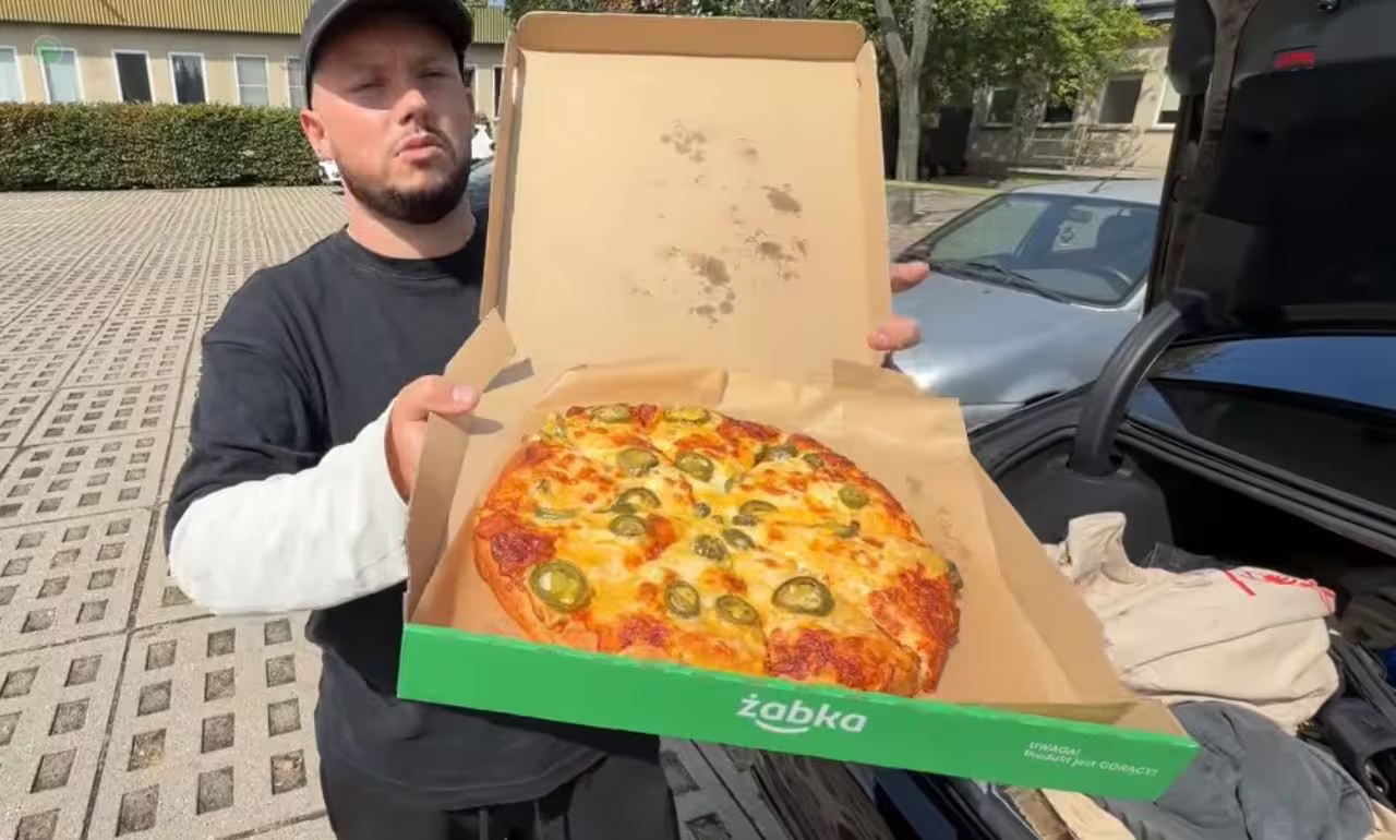 Pizza Książula w Żabce. Widzowie grzmią: „Stracił całą wiarygodność” (FOTO: youtube.com/@ksiazulo)