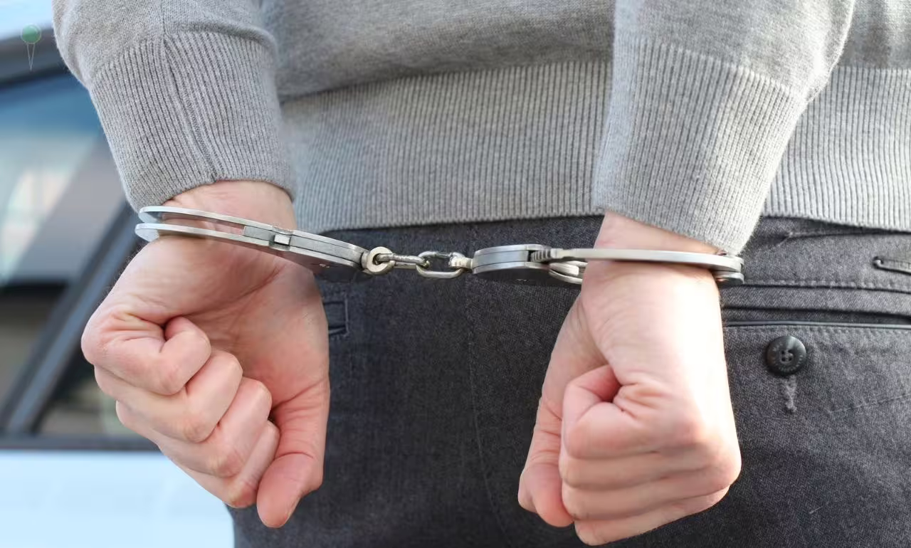 Interwencja przy szkole w Rusocinie. Policja zatrzymała 18-latka (FOTO: canva)