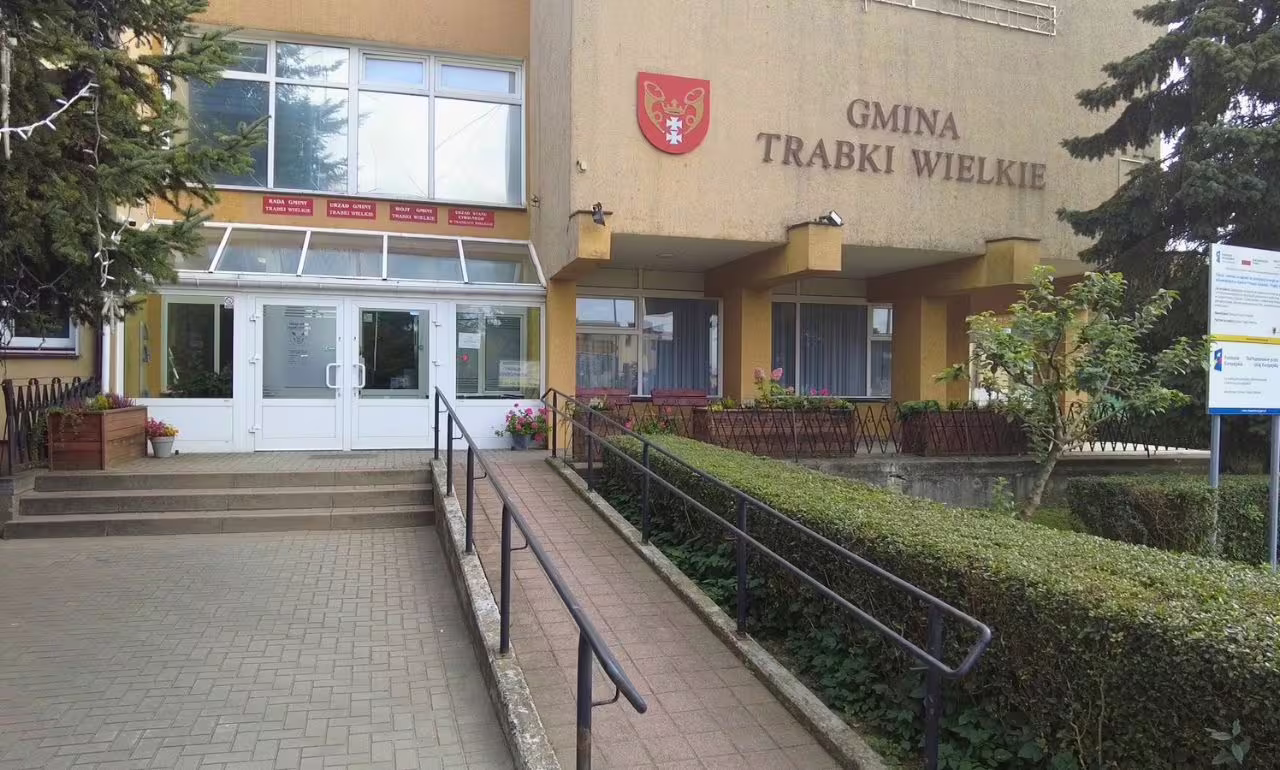 W Trąbkach Wielkich telefon milczy. Władza też (FOTO: wbijamszpile.pl)