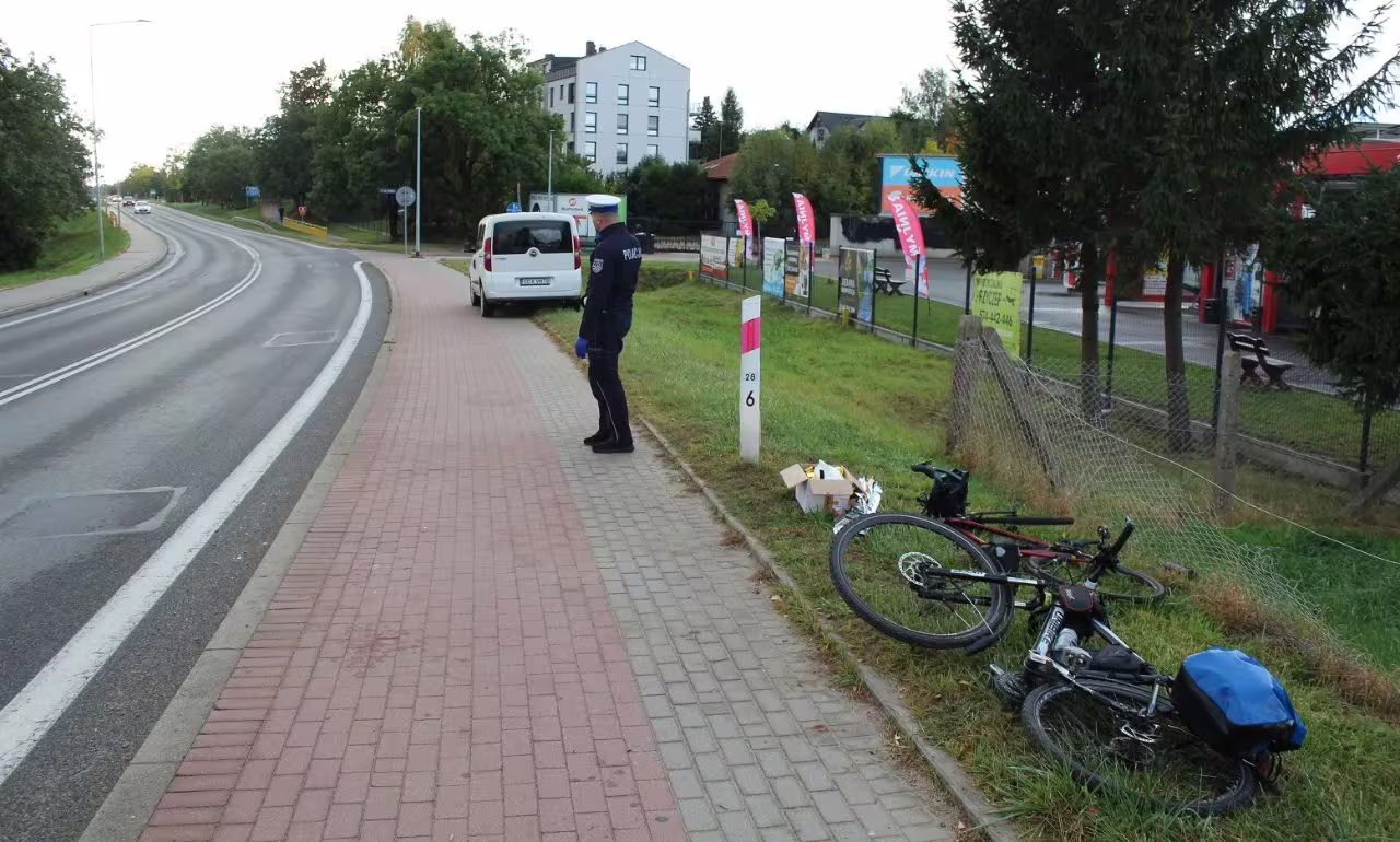 Czołowe zderzenie rowerzystów w Skowarczu. Obaj trafili do szpitali (FOTO; KPP Pruszcz Gdański)