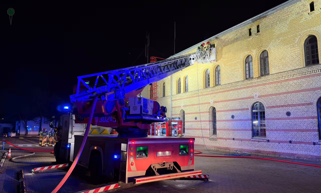 Pożar w Gdańskich Wodociągach. Na miejscu dziewięć zastępów (FOTO: KWPSP Gdańsk)