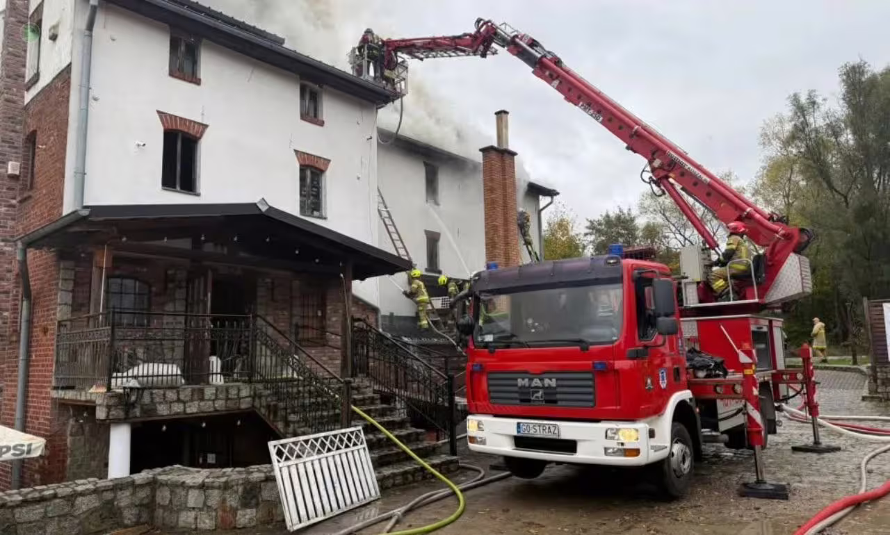 Pożar restauracji w Bytowie. Na miejscu 17 zastępów (FOTO: KPPSP w Bytowie)
