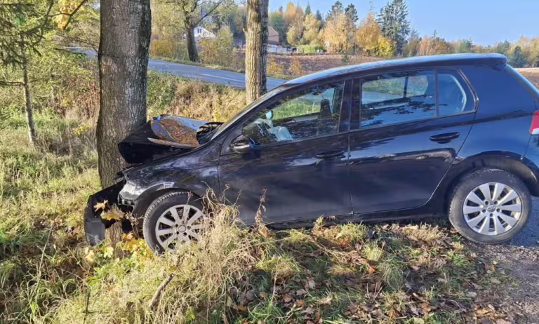 Wypadek w Leszczynkach. Dwaj pasażerowie trafili do szpitala (FOTO: KPP Kartuzy)