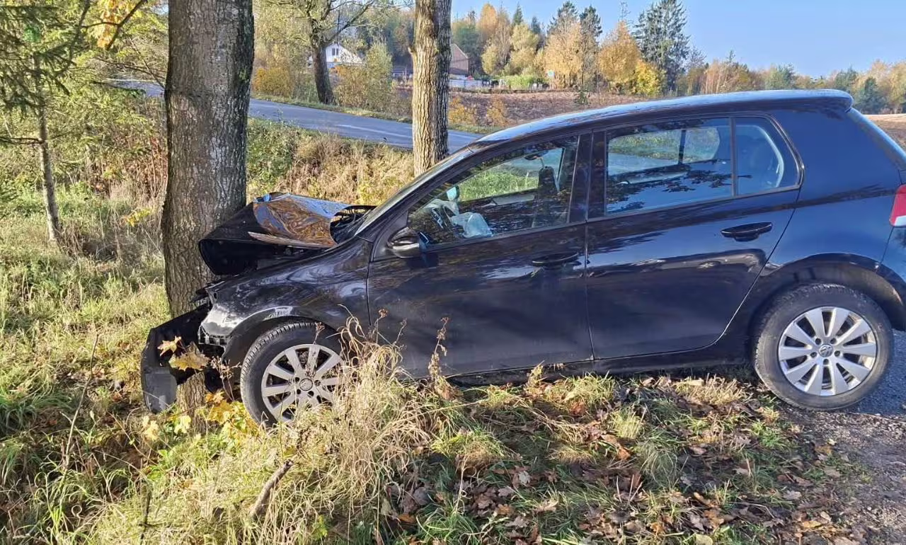 Wypadek w Leszczynkach. Dwaj pasażerowie trafili do szpitala (FOTO: KPP Kartuzy)