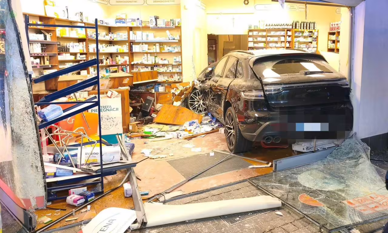 Samochód wjechał do apteki w Bolszewie (FOTO: KPP Wejherowo)