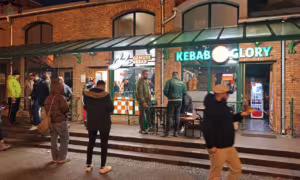 Książulo przy Hali Targowej w Gdańsku. Zostawił naklejkę Muala