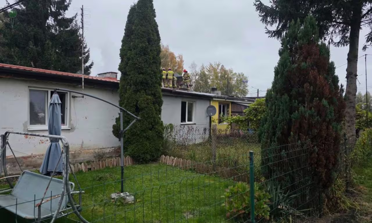 Pożar w Chełmku-Osadzie. Jedna osoba trafiła do szpitala (FOTO: KWPSP GDAŃSK)