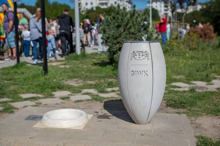 Poidełko spółki GIWK - za 10 takich urządzeń i jednej kurtyny zapłacono 244 tys. zł. (FOTO: GIWK/Facebook)