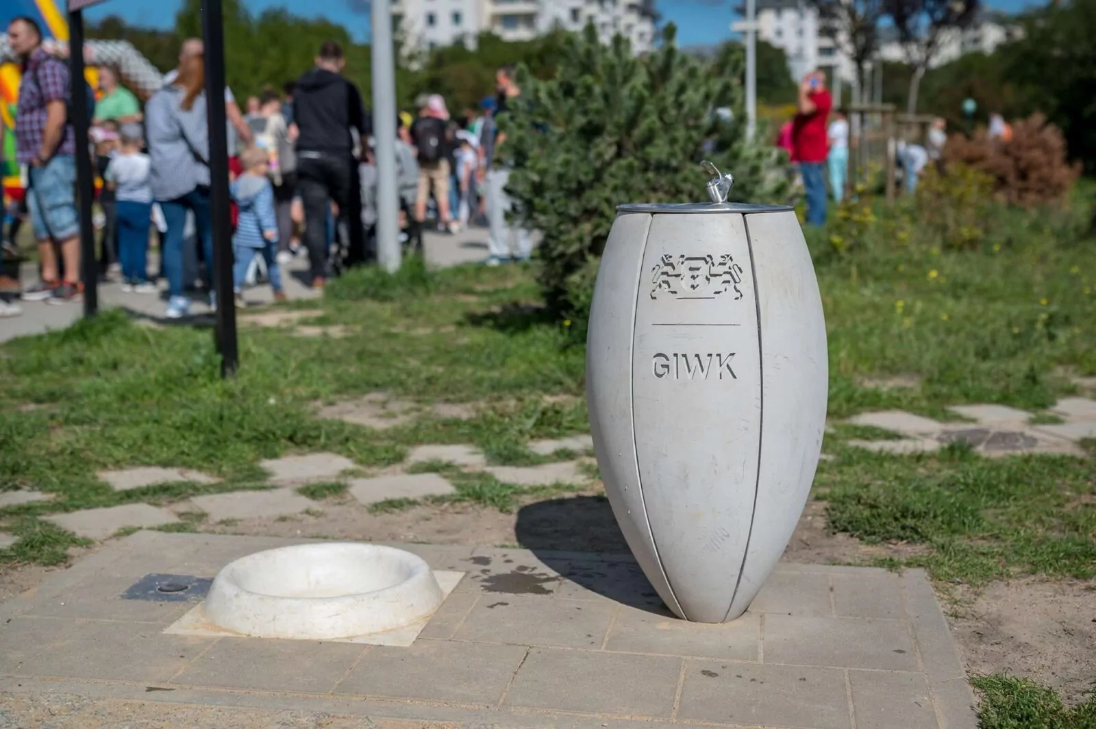 Poidełko spółki GIWK - za 10 takich urządzeń i jednej kurtyny zapłacono 244 tys. zł. (FOTO: GIWK/Facebook)