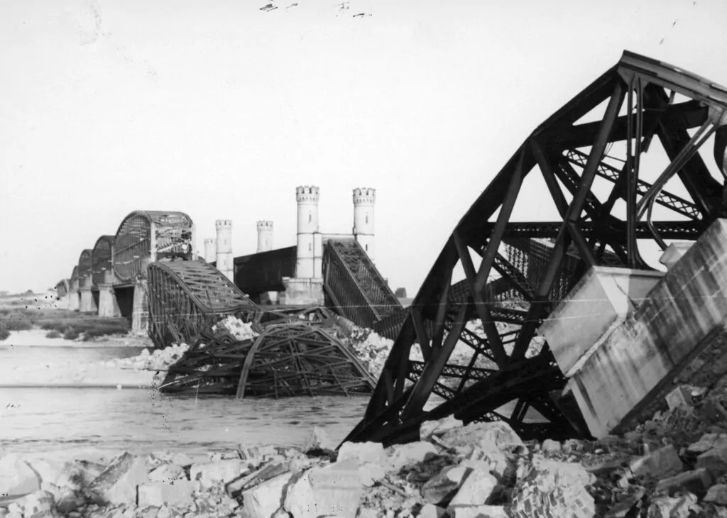 Mosty w Tczewie - wysadzone 1 września 1939 roku. (MAT. NAC)