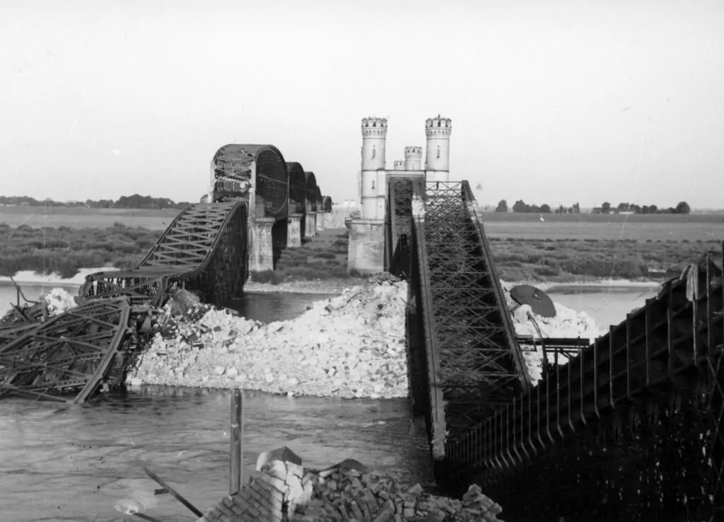 Mosty w Tczewie - wysadzone 1 września 1939 roku. (MAT. NAC)