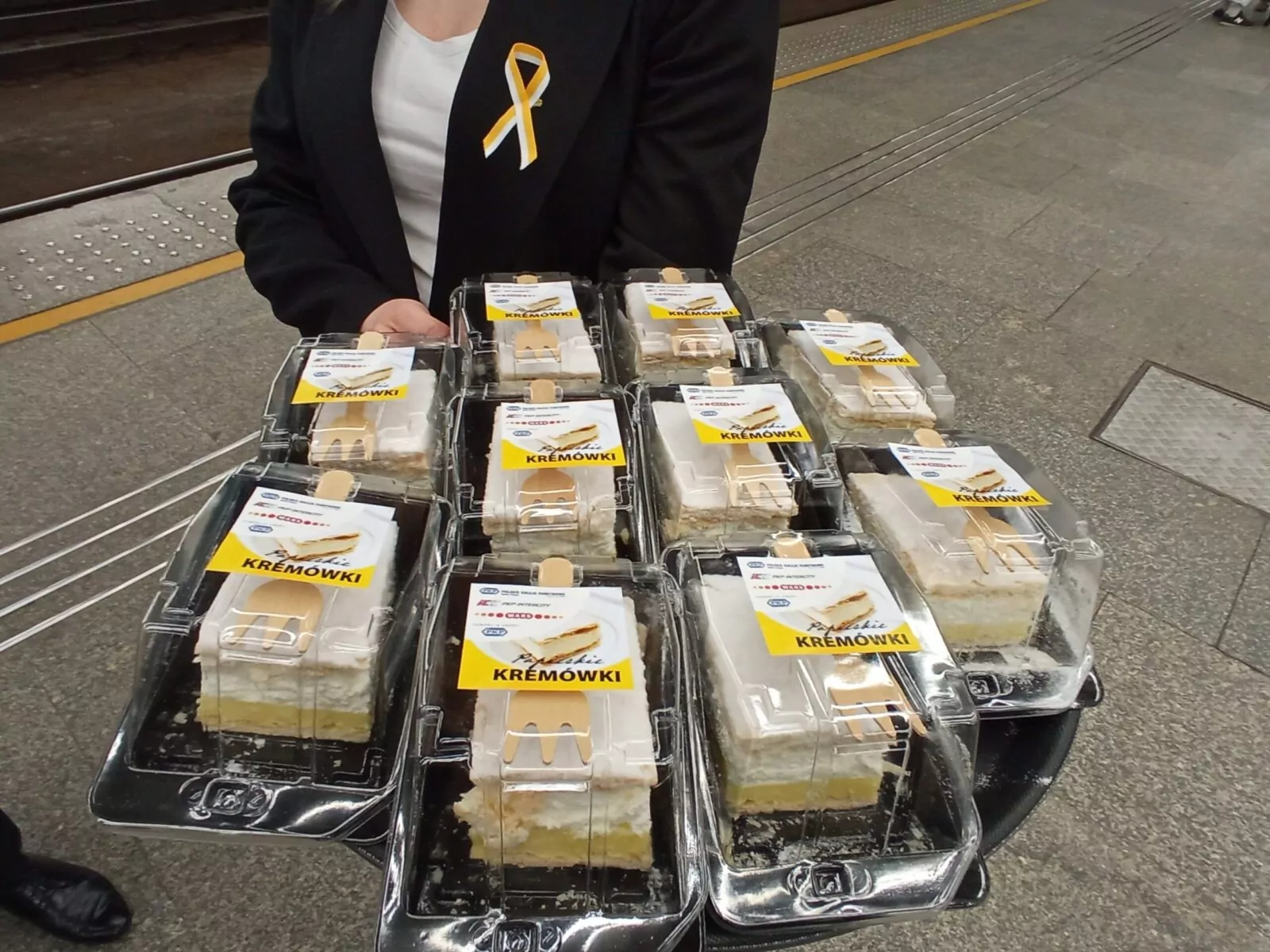 Kremówki papieskie podawane w pociągach PKP Intercity. Foto: Fundacja Grupy PKP/Twitter