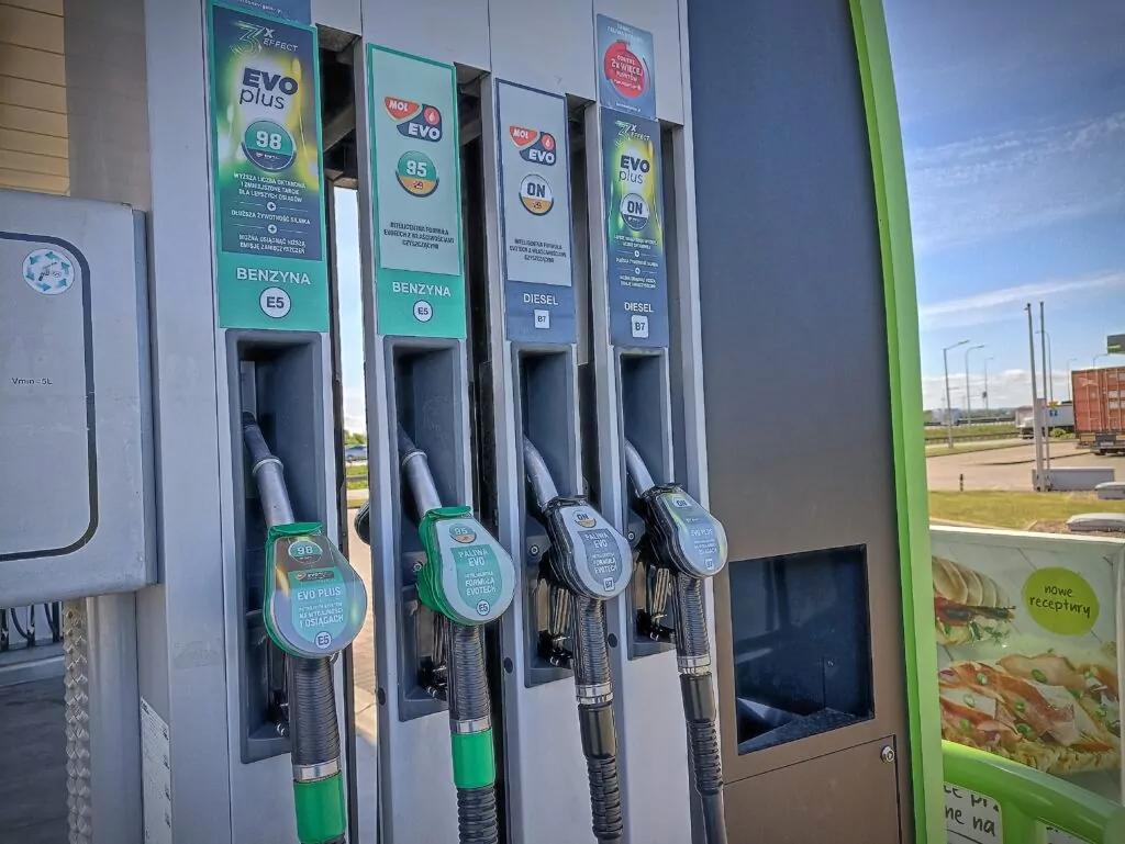 Rodzaje paliw sprzedawanych na stacjach paliw MOL. Nowe stacje paliw MOL (fot. wbijamszpile.pl)