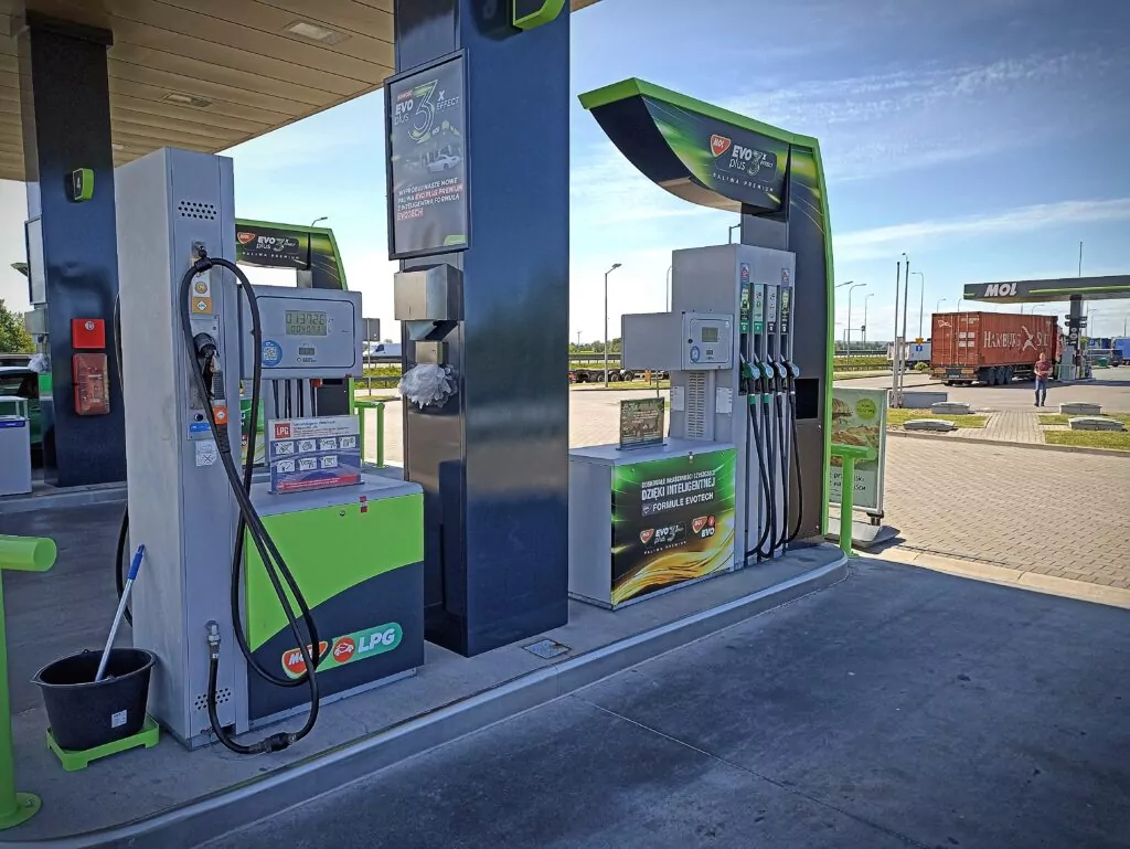 Rodzaje paliw sprzedawanych na stacjach paliw MOL (fot. wbijamszpile.pl)