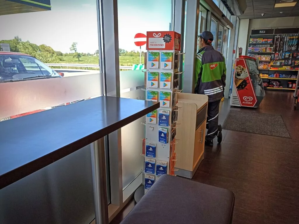 Obsługa stacji już w nowych uniformach (FOTO: wbijamszpile.pl)