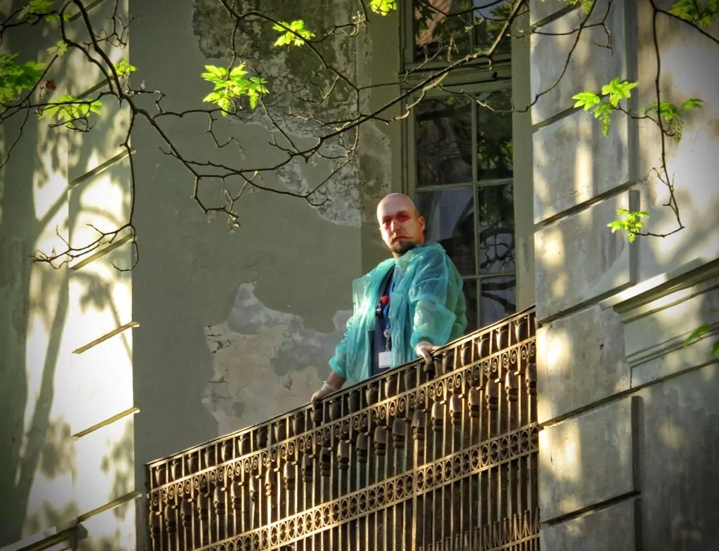 Opowiadacze Historii przebrali się w dawne stroje pielęgniarskie, by oddać duch dawnego budynku szpitala na Dolnym Mieście (FOTO: wbojamszpile.pl)