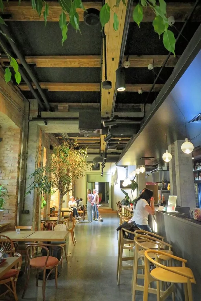 Część barowa w dawnym budynku szpitala (FOTO: wbojamszpile.pl)