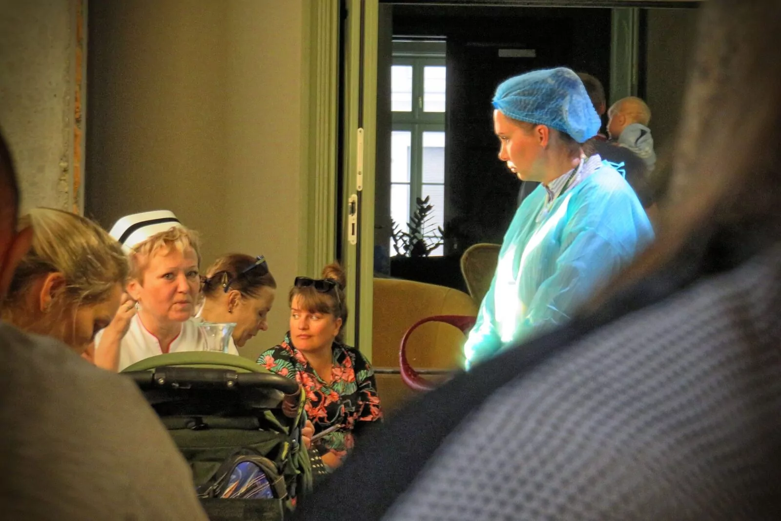 Opowiadacze Historii przebrali się w dawne stroje pielęgniarskie, by przywołać atmosferę dawnego budynku szpitala na Dolnym Mieście w Gdańsku z lat 80 i 90 ubiegłego wieku (FOTO: wbojamszpile.pl)