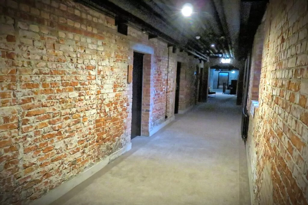 Hol dawnego szpitala przy ul. Kieturakisa 1 w Gdańsku (FOTO: wbijamszpile.pl)