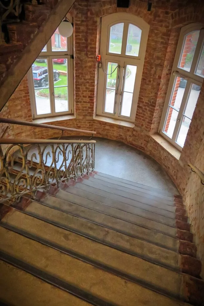 Klatka schodowa dawnego szpitala przy ul. Kieturakisa 1 w Gdańsku (FOTO: wbijamszpile.pl)