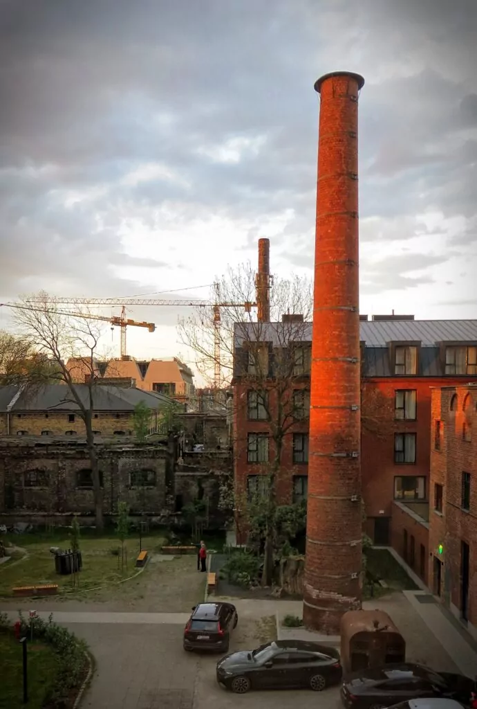 Kominy widziane z okien budynku dawnego szpitala przy ul. Kieturakisa 1 w Gdańsku(FOTO: wbijamszpile.pl)