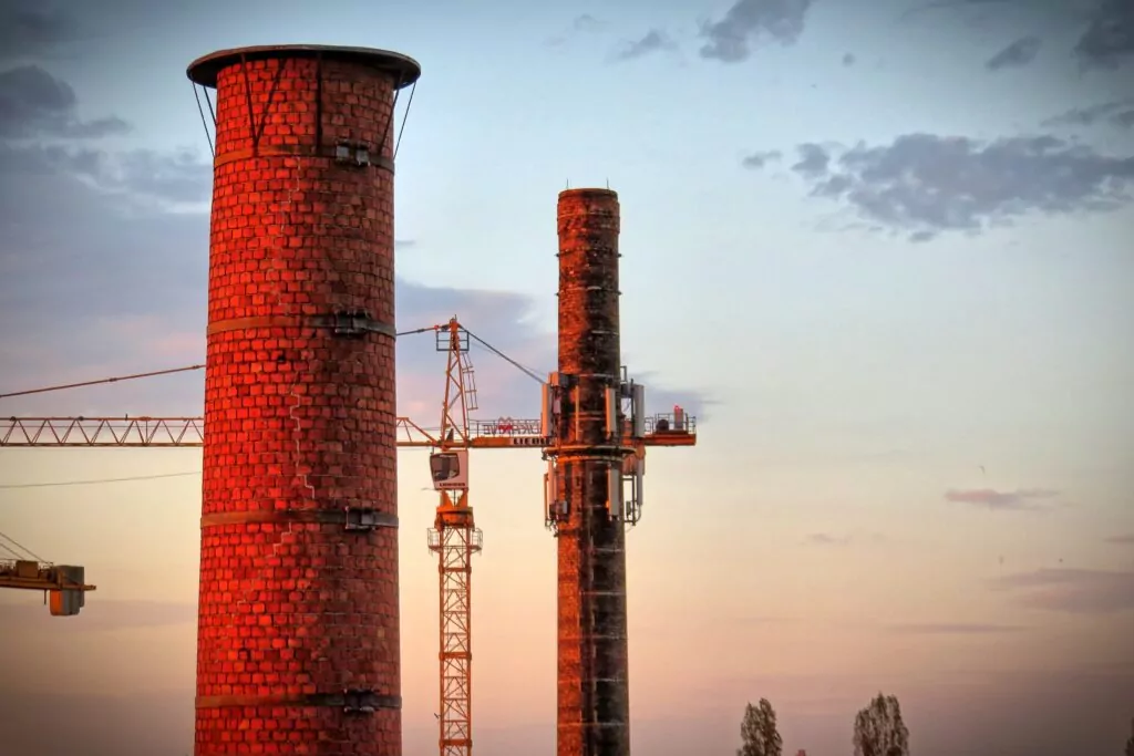 Kominy widziane z okien budynku dawnego szpitala przy ul. Kieturakisa 1 w Gdańsku(FOTO: wbijamszpile.pl)