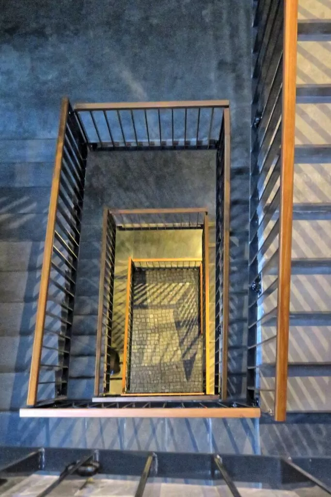 Klatka schodowa w budynku dawnego szpitala przy ul. Kieturakisa 1 w Gdańsku(FOTO: wbijamszpile.pl)