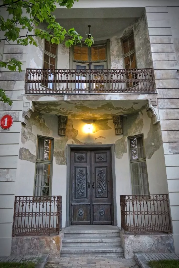 Dwór Uphagena - łukowe drzwi do dworu (FOTO: wbijamszpile.pl)