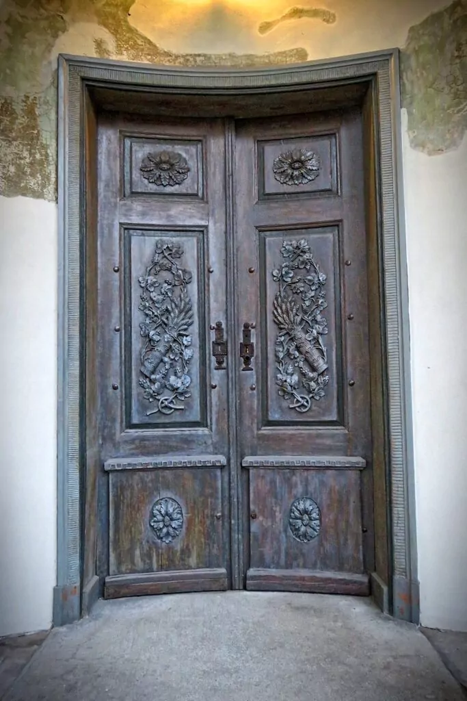 Współczesny budynek dawnego szpitala przy ul. Kieturakisa 1 w Gdańsku - łukowe drzwi do dworu (FOTO: wbijamszpile.pl)