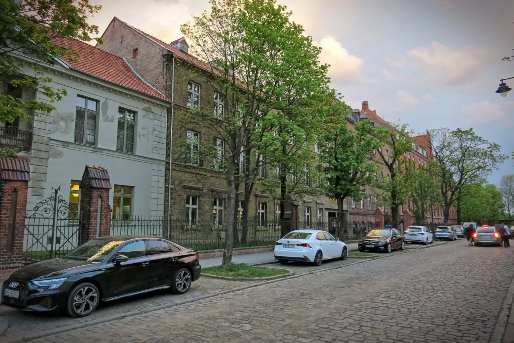 Współczesny budynek dawnego szpitala przy ul. Kieturakisa 1 w Gdańsku (FOTO: wbijamszpile.pl)