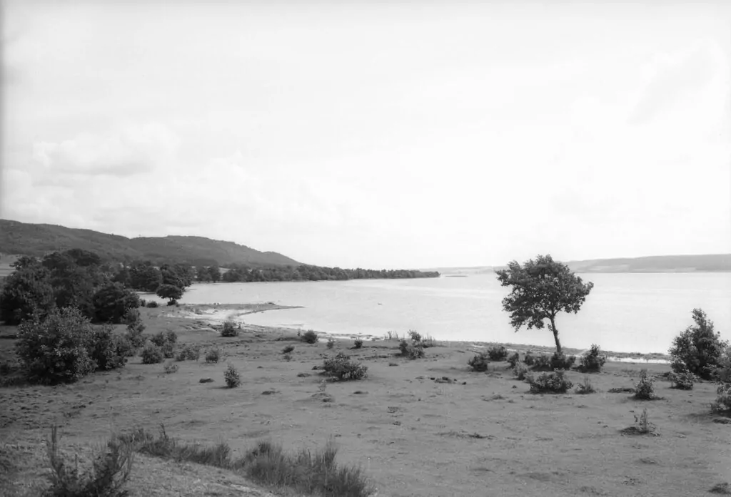 Jezioro Żarnowiec w latach 20. XX w. - zbiornik stanowił granice polsko-niemiecką.