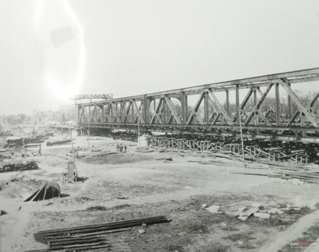 Most im. Józefa Piłsudskiego w Toruniu po jego przeniesieniu z Opalenia - lata 30. (FOTO: wbijamszpile.pl)