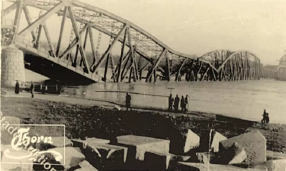 Wysadzony przez Wojsko Polskie w 1939 r. most w Toruniu. Stalowa konstrukcja pochodziła z Opalenia (FOTO: archiwum prywatne)
