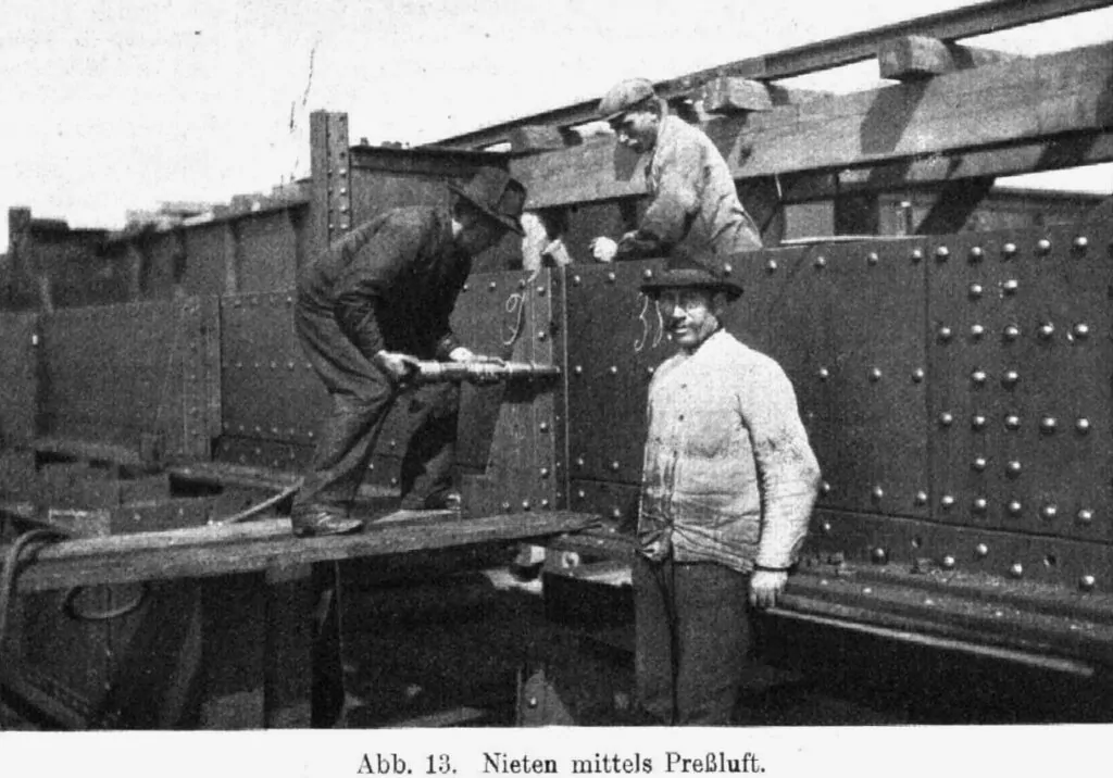Nitowanie elementów konstrukcyjnych mostu w Opaleniu przez robotników - 1908 rok (FOTO: archiwum prywatne)
