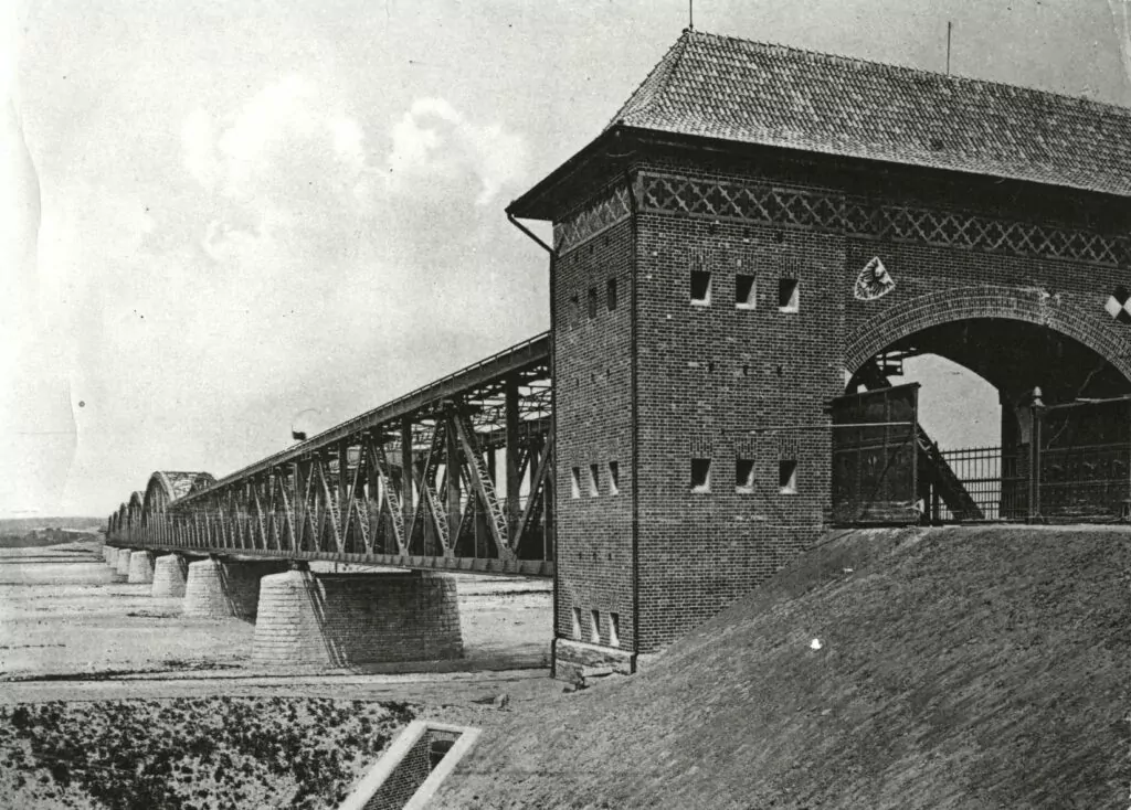 Gotowy most nad Wisłą w Opaleniu - rok 1909. (FOTO: archiwum prywatne)