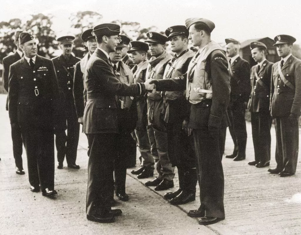 Dywizjon 303 wizytowany przez króla Jerzego VI (FOTO: domena publiczna)