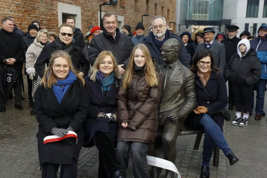 Ławeczka Pawła Adamowicza. (FOTO: Grzegorz Mehring/www.gdansk.pl)